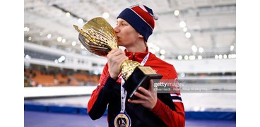 Peder med pokalen som er et bevis på at han har vunnet Jr WC på 1500m