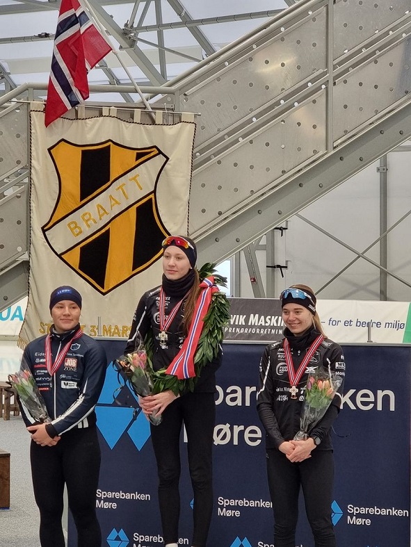 Norgesmester Martine Solem flankert av Aurora Løvås (t.v.) og Sofie Ulset.
Foto: A. G. Wind