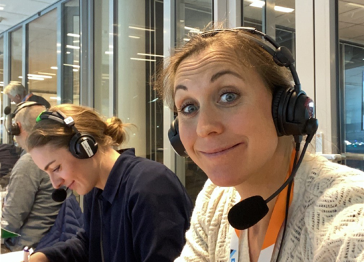 Marit har vært både TV-kommentator og speaker på både World Cup og EM denne sesongen. Her i kommentatorrollen sammen med Ida Njåtun. Foto: Privat