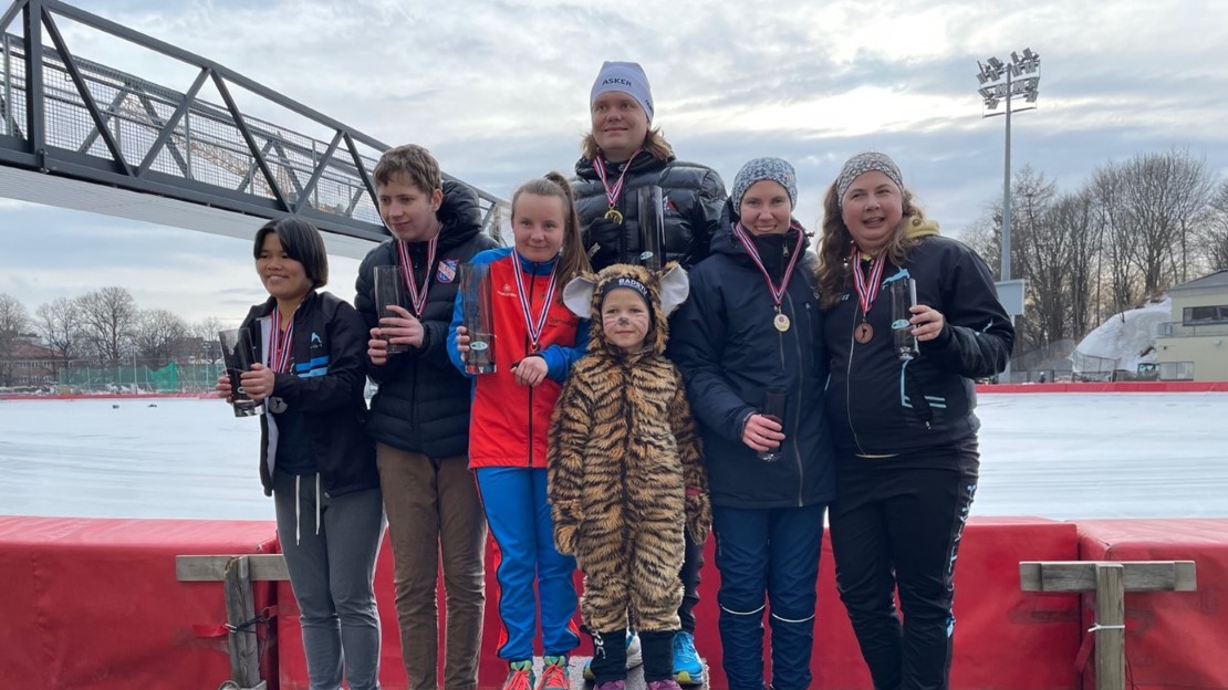 

Avbildet er alle utøverne, sammen med LM-maskoten, under LM hurtigløp 2022 på Frogner Stadion. Fra venstre: Julia Hekne, Vegard Haga, Maiken Nerstad Gundersen, Eirik Gåseidnes, Johanne Berg og Siri Måsøval.