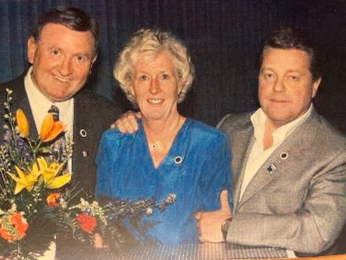 Berit Aarnes Skøytetinget 2001 sammen med Tore B. Ramton og Børre Rognlien (tidligere presidenter i Skøyteforbundet).jpg