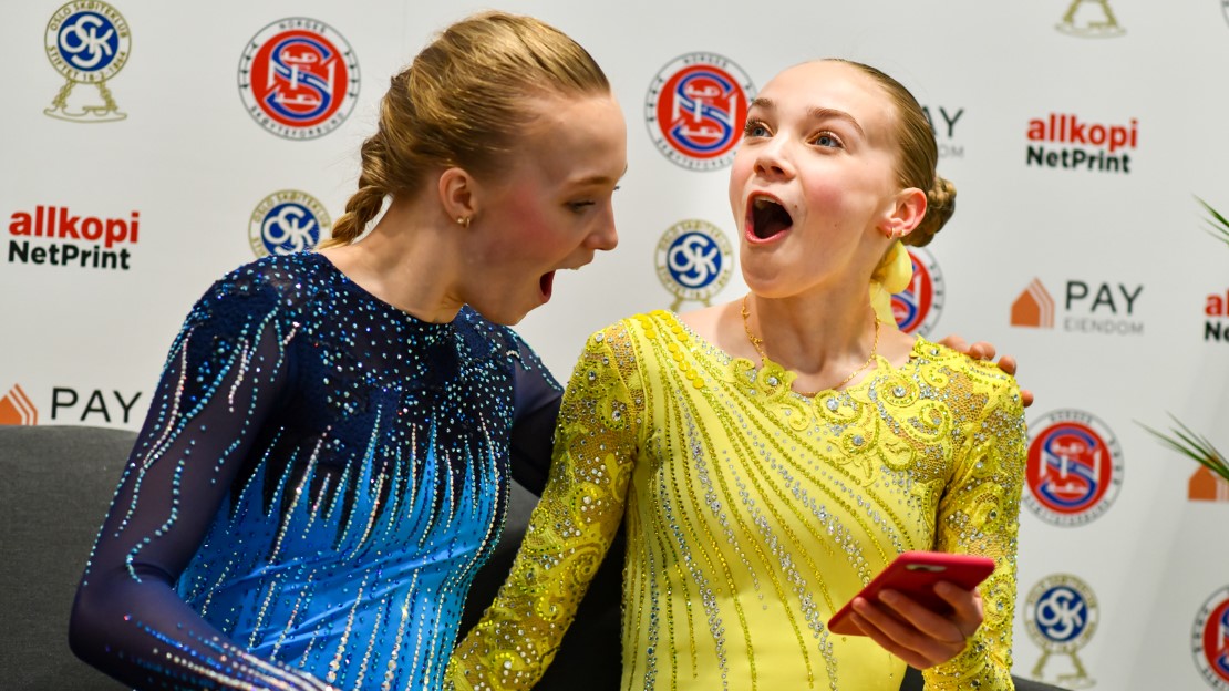 Pernille With med klubbvenninne og sølvvinner Elea Rustgaard jubler for Pernilles poengsum på 115,01 i klassen Novice A. Den tekniske scoren var over EM-kravet for senior. Alle foto: Gunvor Bay