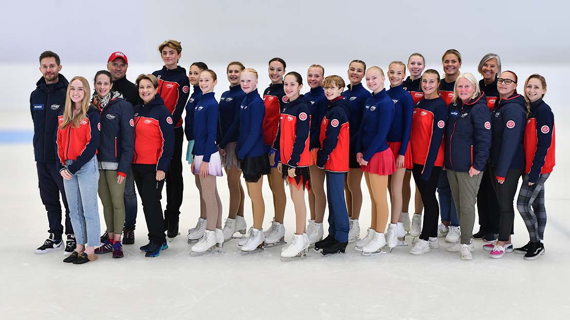 Senior-, junior- og rekruttlaget sammen med sine trenere, Sportsjef Regina Jensen og nasjonal samlingstrener Nuriya Pirogova .  Foto: Gunvor Bay